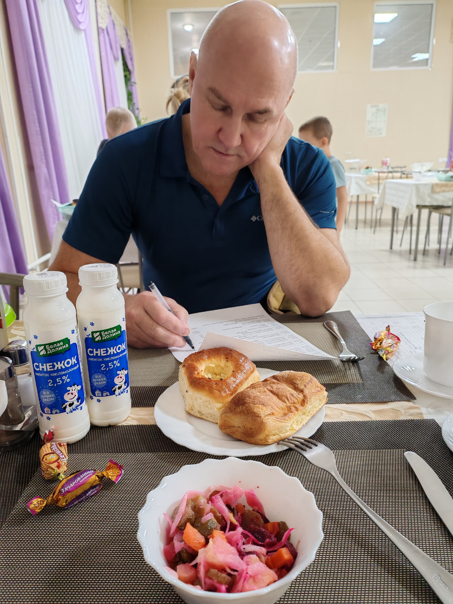 Андрей всё делает вдумчиво, даже меню заполняет) 