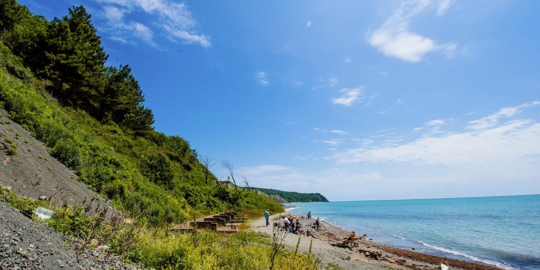 Бухта Инал между Туапсе и Джубгой окружена скалами и хвойными деревьями. Вода тёплая, а пляж укрыт от ветра.