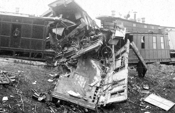 Все, что осталось от вагона с прислугой после крушения