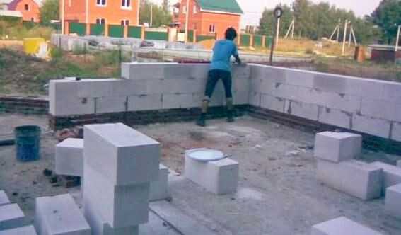 Угадайте с трех раз - из какого материала строятся эти стены? 