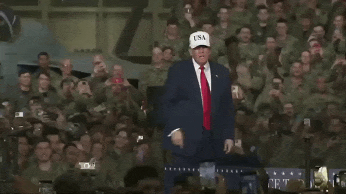    Довольный Трамп пустился в пляс перед военными США на авианосце USS George Washington. Видео: @mpshow