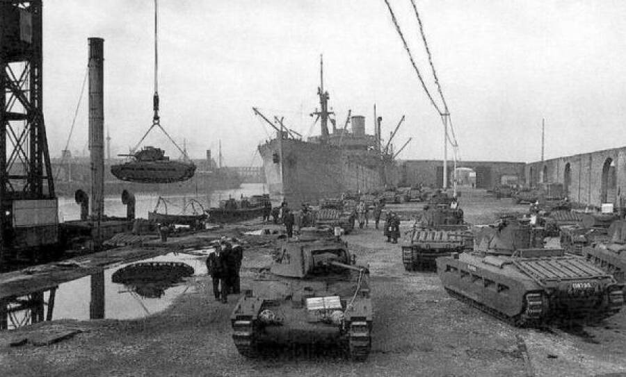 В доках Ливерпуля на корабли загружают танки «Матильда» для отправки в СССР, октябрь 1941 г.
