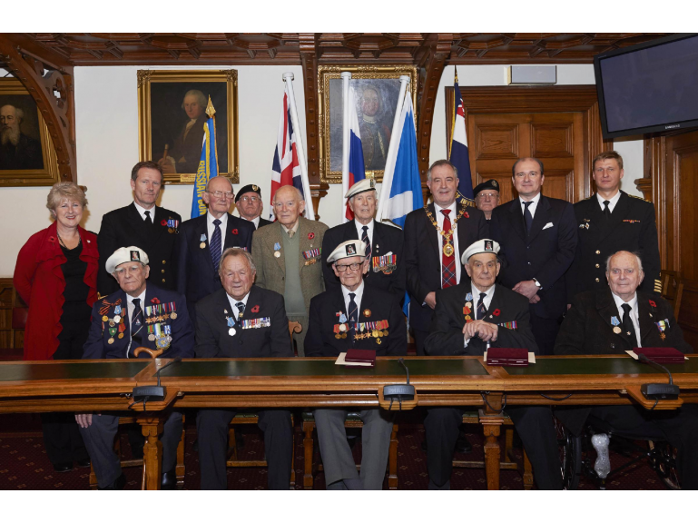 Вручение памятных медалей «80 лет Победы в Великой Отечественной войне 1941-1945 гг.» проживающим в Шотландии ветеранам Северных конвоев, 2014 г. Фото: Генеральное консульство России в Эдинбурге.