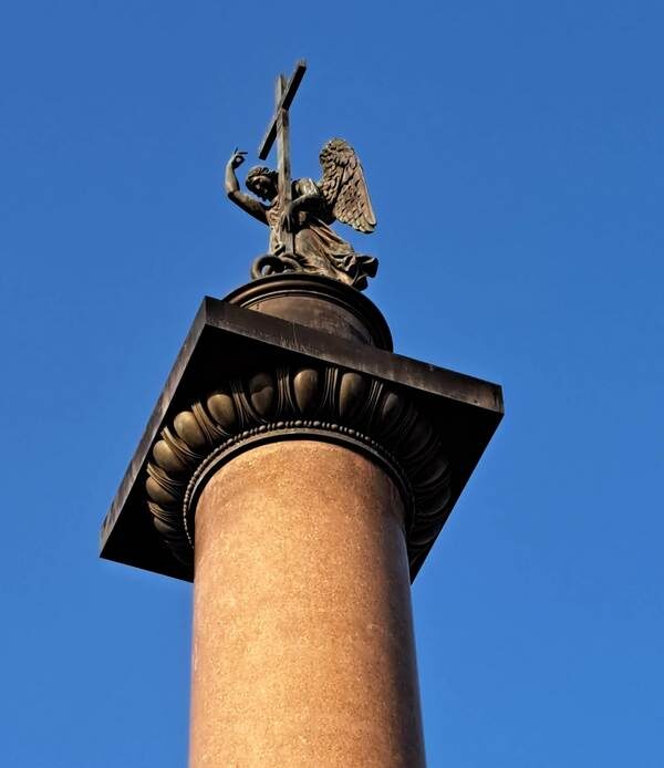 Фигура Ангела на Александровской колонне /фото из личного архива, 2017/