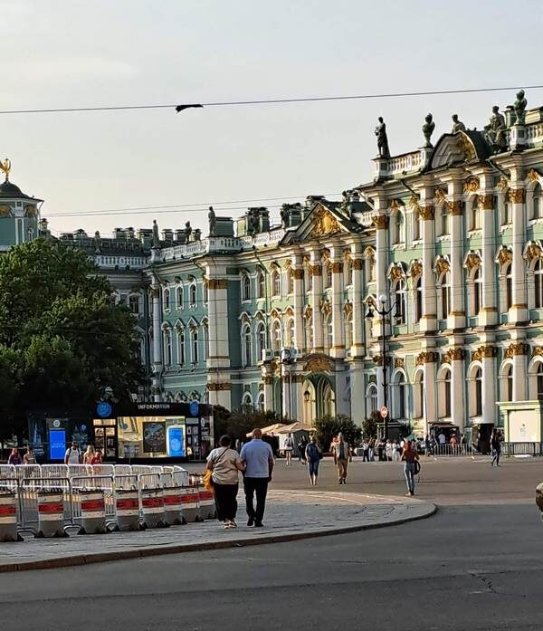 Фасад Зимнего дворца, обращённый к Адмиралтейству, где располагались покои Александра 1 и всех последующих императоров /фото из личного архива, 2023/