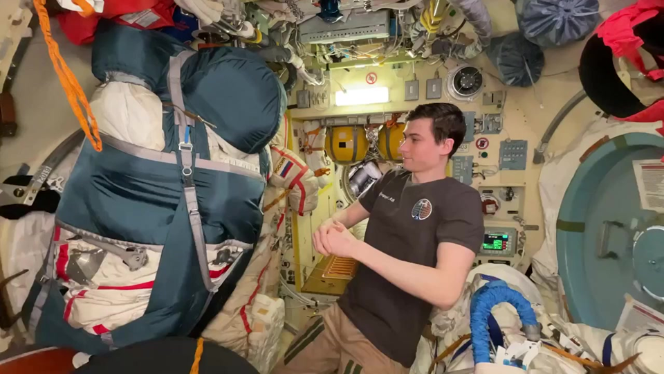 Алексей Зубрицкий извлекает скафандр «Орлан-МКС» из транспортной упаковки. Фото: Роскосмос