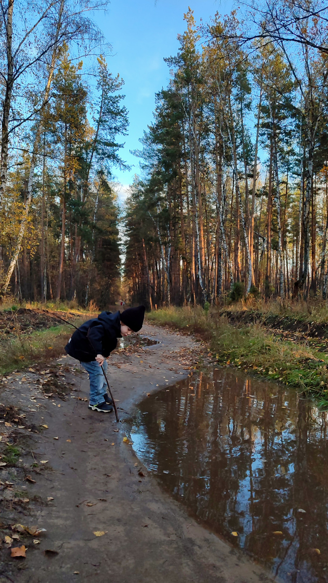 Где-то там плывут ореховые лодочки. А Ян создаёт волну