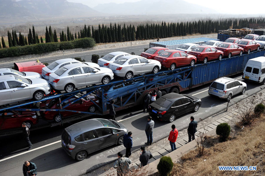 Очередь из автовозов с китайскими машинами на границе