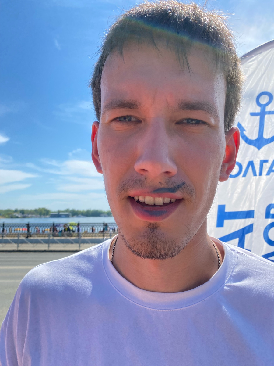 Муж измазанный смазкой от насоса