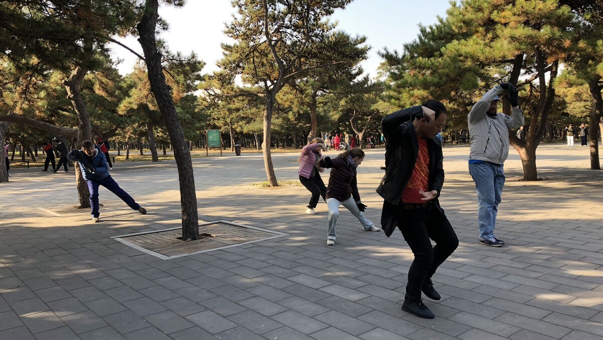 разминаемся перед встречей с Учителями в Храме Неба. Пекин.