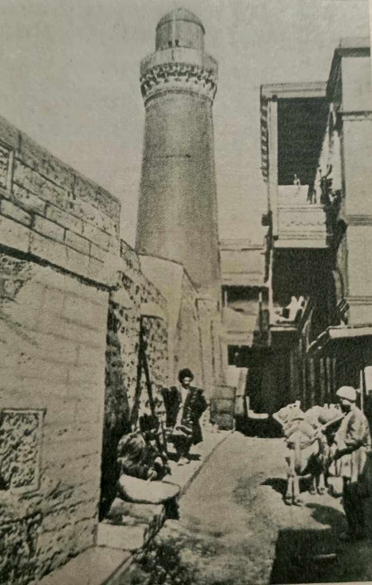 Улица в Баку. Скорее всего внутри крепости.