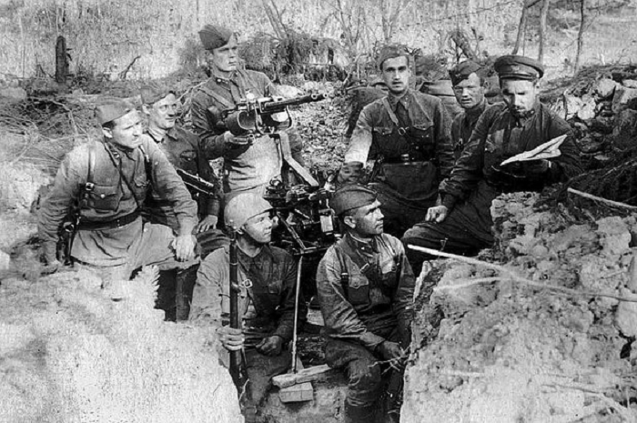 Майор Василий Маргелов (справа) со своими бойцами. 1941 год