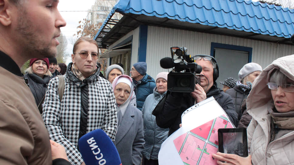 Жители МКД считают, что чиновники не имели права разрешать строительство магазина в зеленой зоне.📷Фото: Сергей Титов / Коммерсантъ