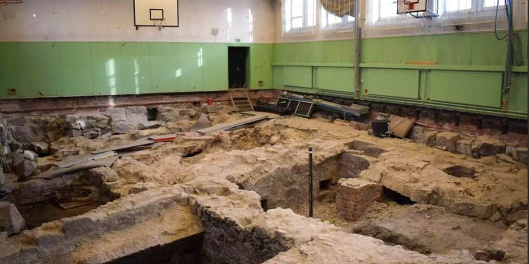 Сняли старый пол в спортзале и срочно вызвали археологов. Рабочие наткнулись на старинные руины во время планового ремонта