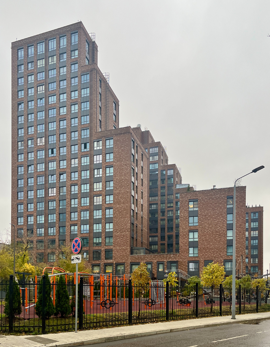 1. Вид на спортивную площадку и один из корпусов ЖК Сити Парк.