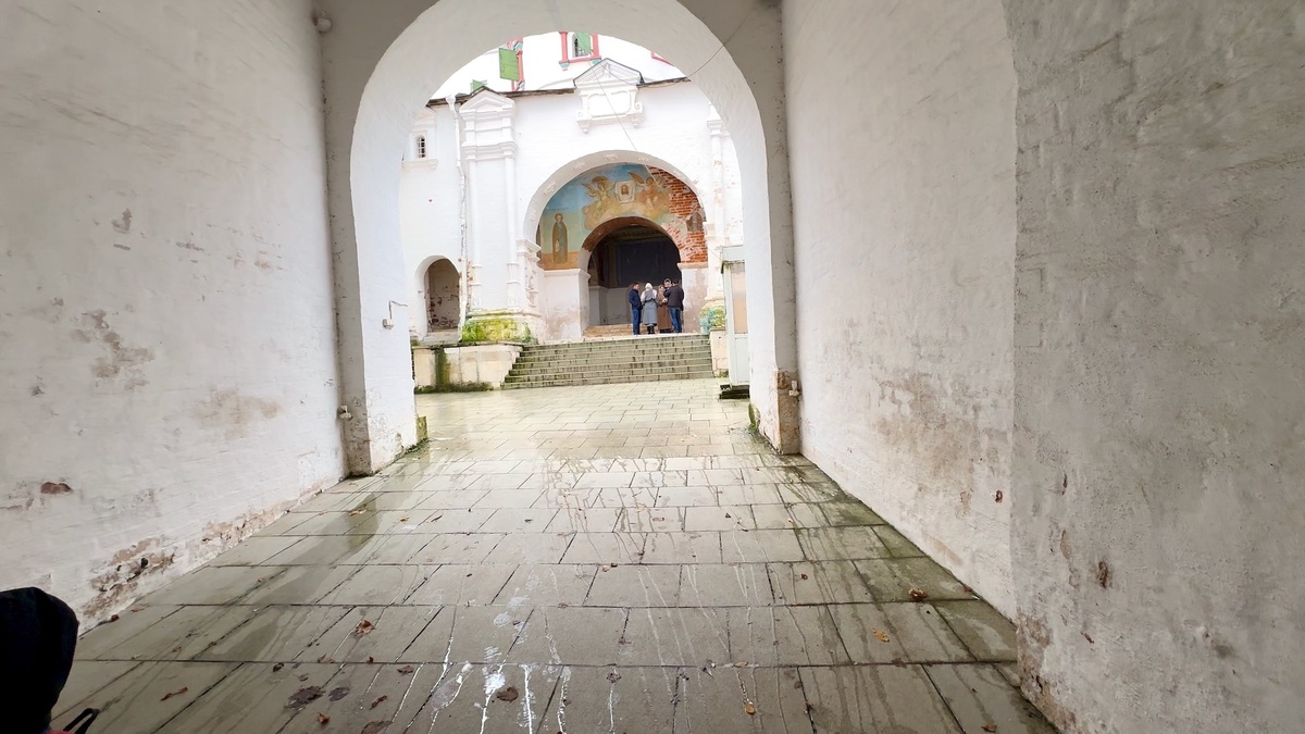 Белые стены и купола монастыря над Москвой-рекой