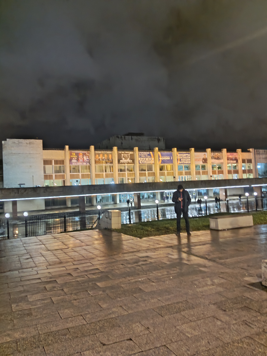 КЦ "Меридиан" ночью. Вид от метро "Калужская". Фотография сделана автором данного дзен канала на личный смартфон. 