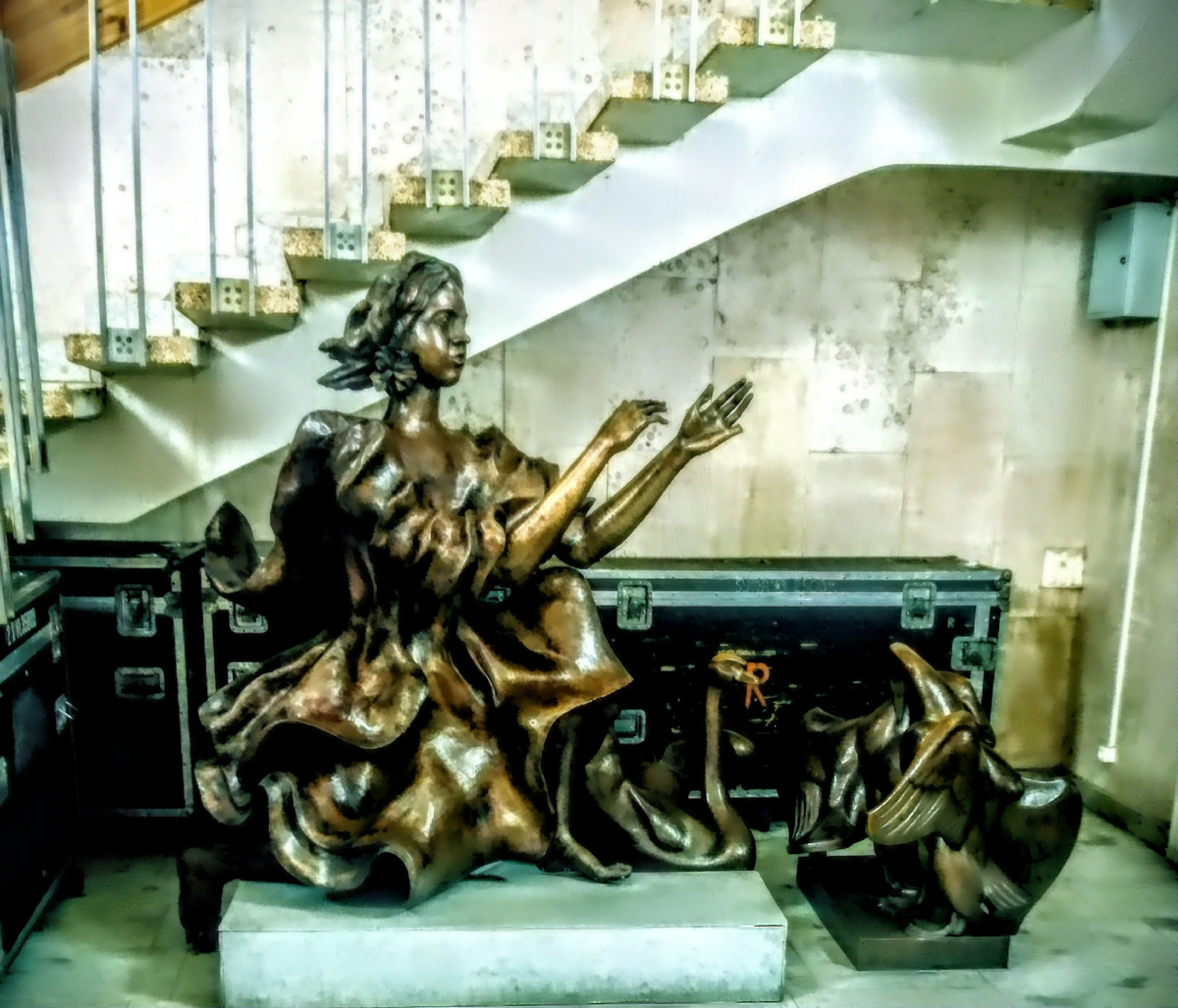 КЦ "Меридиан". Скульптура под лестницей. Фотография сделана автором данного дзен канала на личный смартфон. 