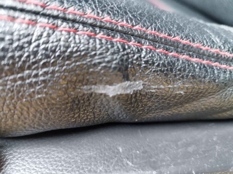 тут характер повреждения более глубок — помимо отсутствия кожанной плёнки, имеется начальное повреждение подложки-основы (ткани)