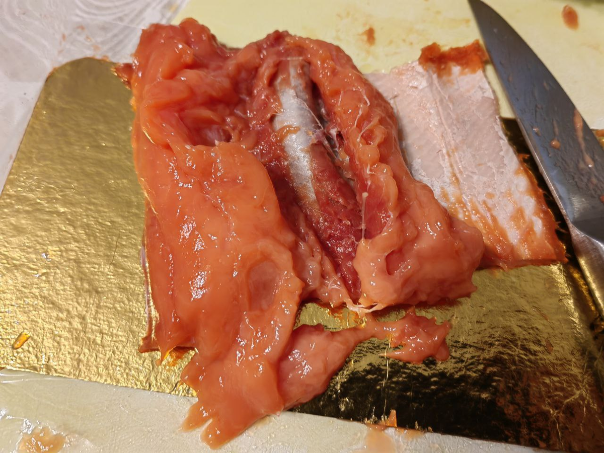 Рыба мягкая, несоленая, противная на вкус. Бр-рр. Я понимаю, что 236 рублей  за 150 грамм- сумма небольшая, но зачем вообще продавать некачественную рыбу?