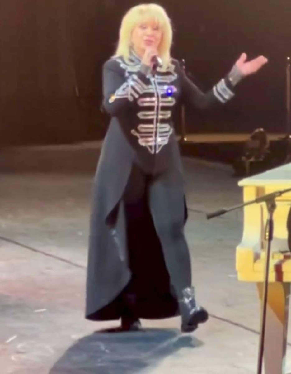    73-летняя певица в лосинах приозвела фурор Личная страничка героя публикации в соцсети