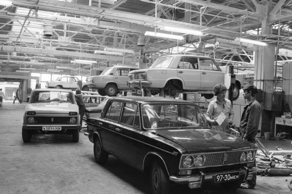 1986 год, один из фирменных техцентров АВТОВАЗа в Москве. Пройти техобслуживание владельцу Lada в те времена было непросто. Фото ТАСС