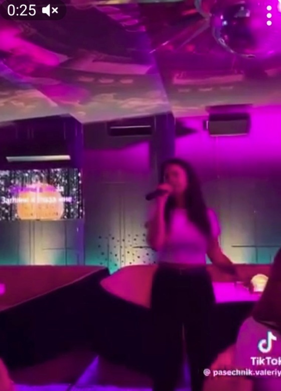    В Харькове местные нацисты «наехали» на караоке-бар, где посетители поют русскоязычные песни