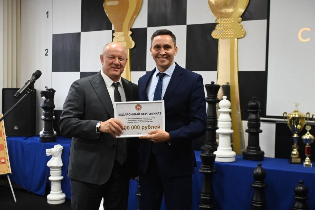    Школе вручили сертификат на 500 тысяч рублей. Динар Фатыхов / realnoevremya.ru