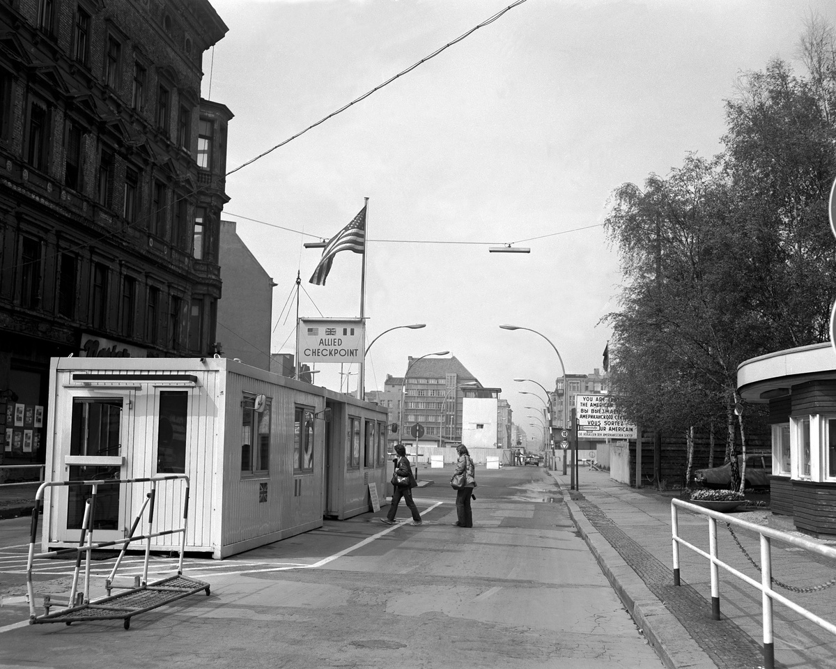 Граница эпохи: КПП Checkpoint Charlie в Берлине, 1977 год.