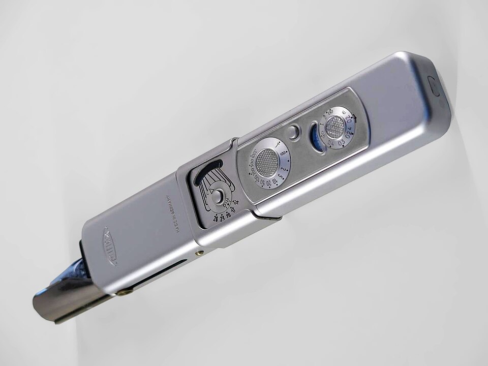 Символ эпохи: мини‑камера Minox. Полкилометра микроплёнки — и целый сейф «переезжал» в карман.