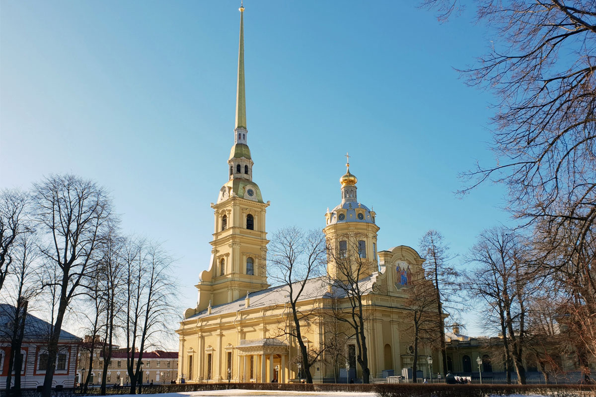 Величественный вид Петропавловского собора с его золочёным шпилем