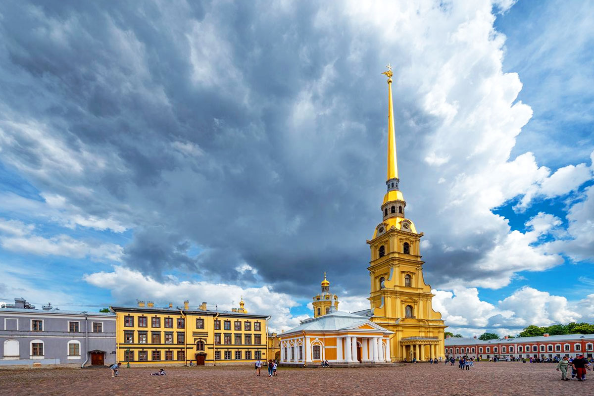 Величественный вид Петропавловского собора с его золочёным шпилем