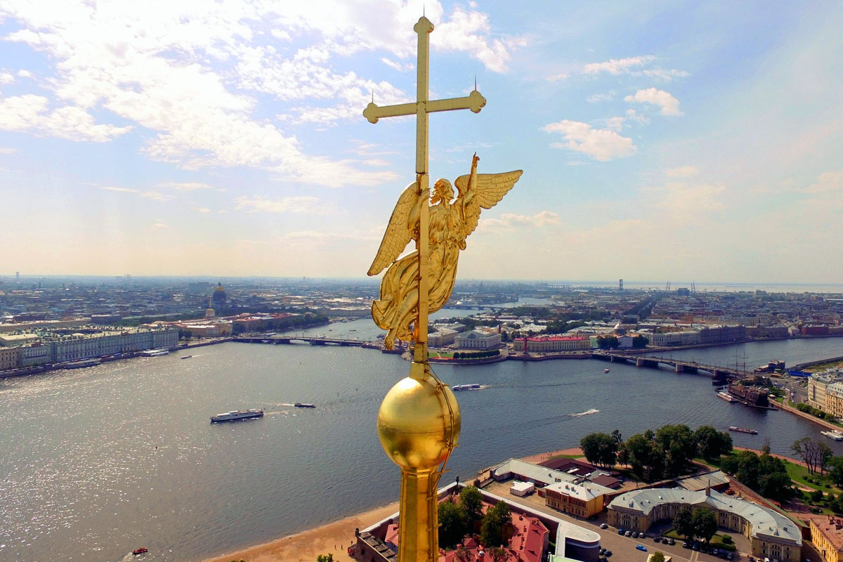 Величественный вид Петропавловского собора с его золочёным шпилем