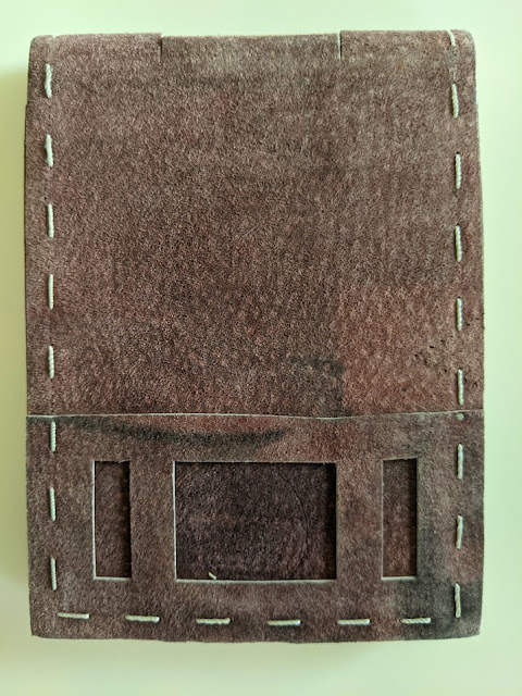 Альбом был бережно обернут в самодельную кожаную обложку.