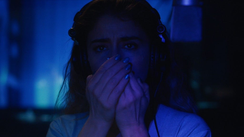 Кадр из фильма «Чужак» (2020): Инес озвучивает фильм