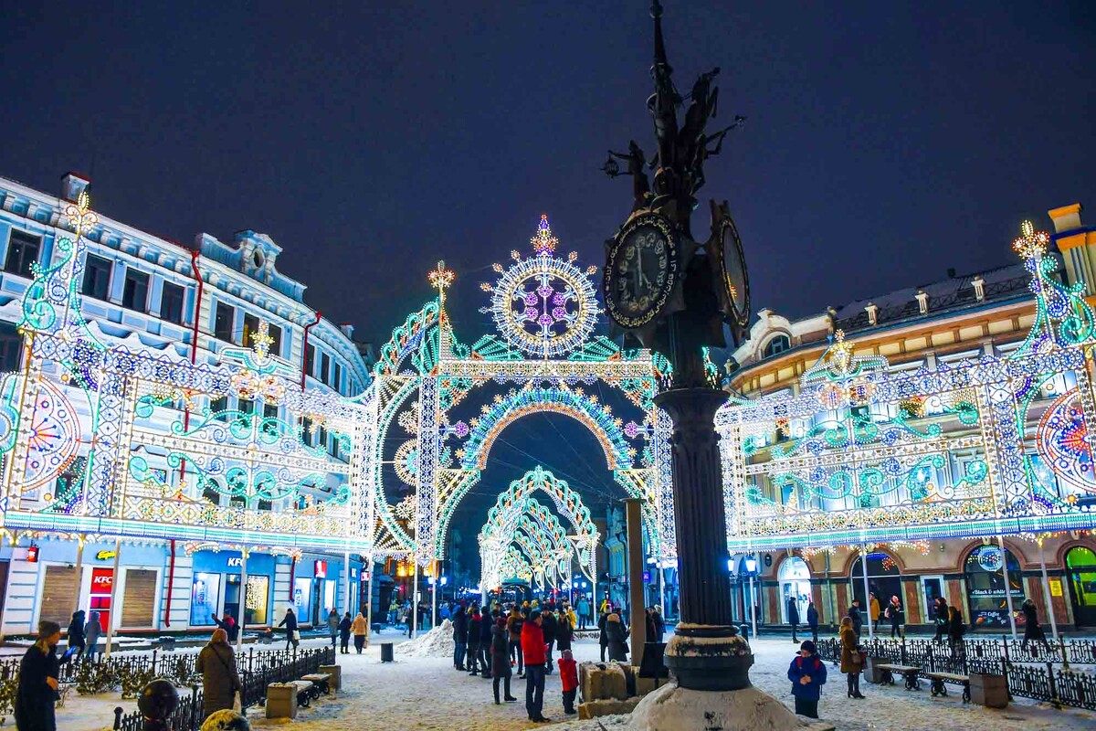 Планируете встретить новый год в Казани 2026? Рассказываем, где находится главная ёлка, как попасть на лучшие шоу, куда сходить с детьми и как не замёрзнуть. Готовые маршруты и афиша.