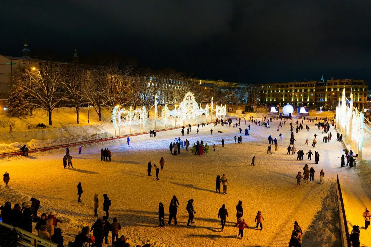 Дети могут кататься на коньках на катке, который заливают в парке «Чёрное озеро» в Казани, как только установится стабильная минусовая температура. Каток организуется на месте замёрзшего искусственного водоёма. 