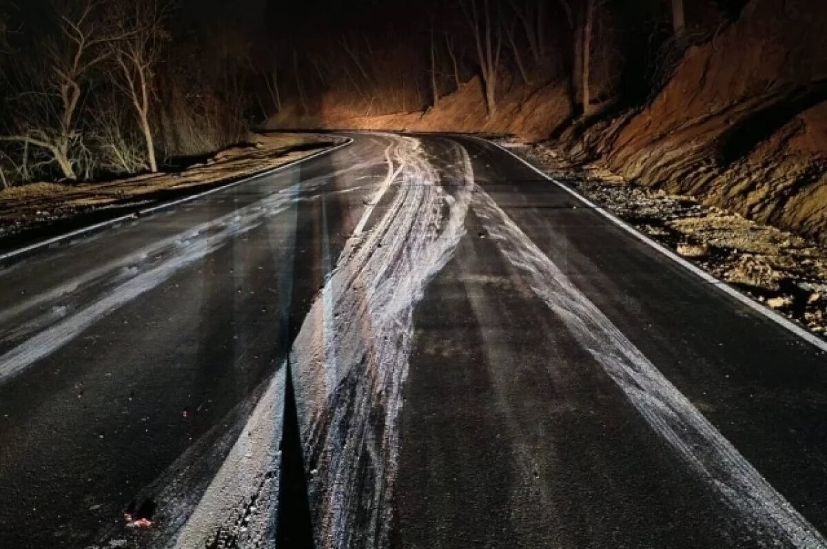    Водитель смазал колёсами 1,5 км новой дорожной разметки на острове Русском