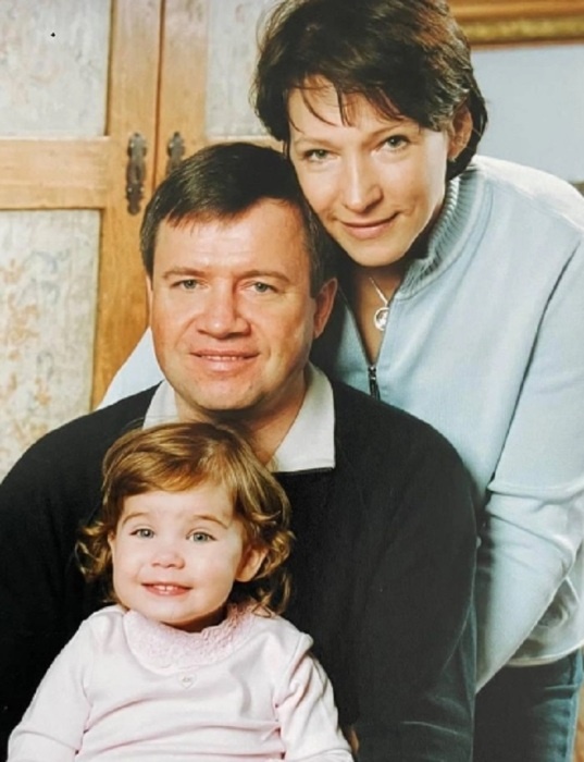 Мария Юмашева в детстве с родителями