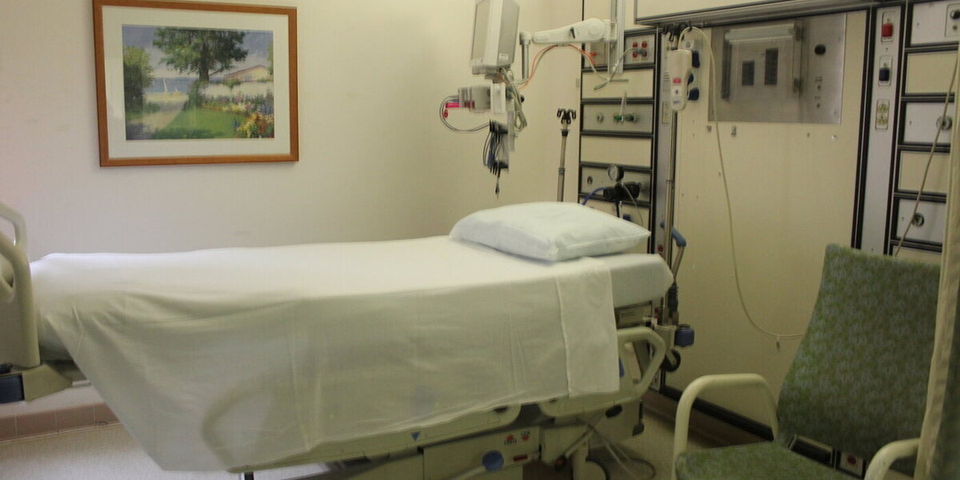 Мужчина ударился мизинцем о стул и сломал шею, после у него выявили рак