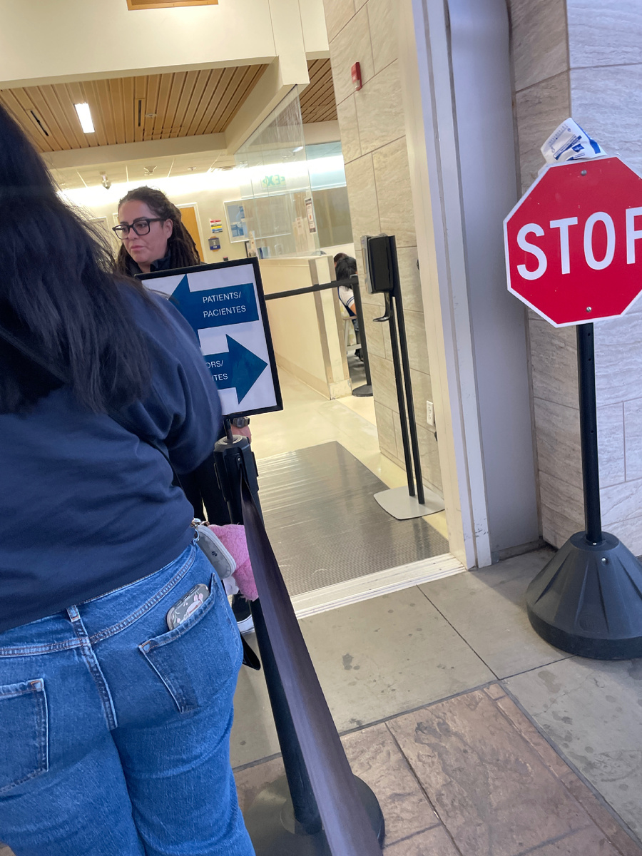 В очереди на приём в отделение скорой помощи 