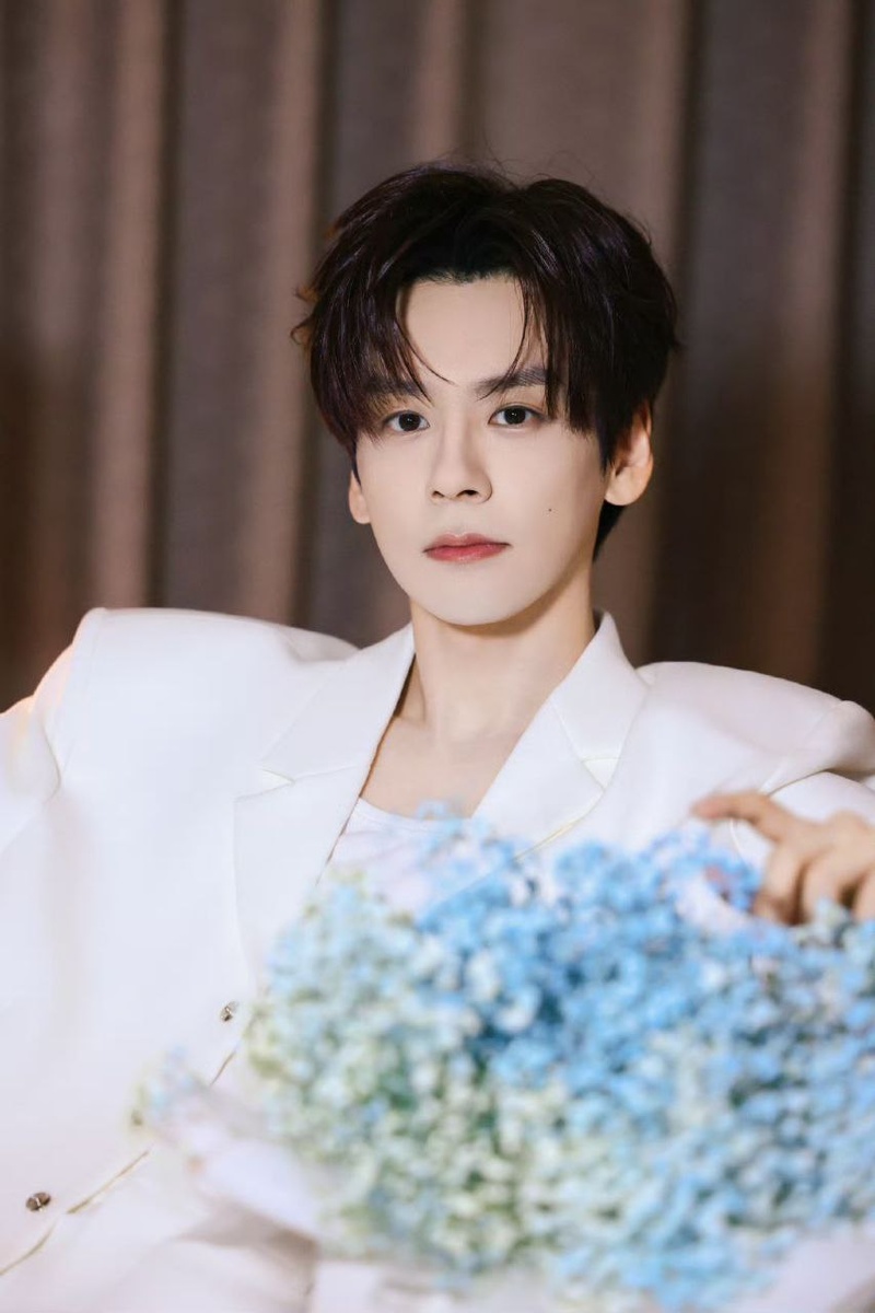 Вэй Чжэмин с нежными голубыми цветами...