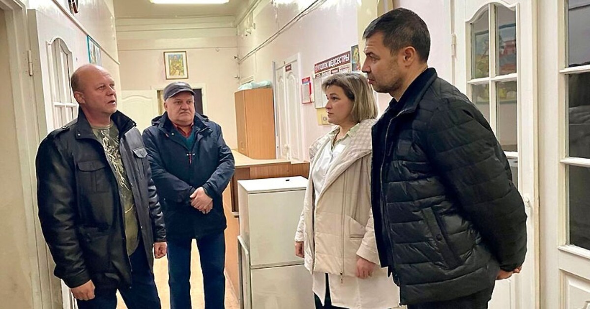 Министр здравоохранения НСО Ростислав Заблоцкий (справа) лично убедился, что решение о срочном переводе всех детей из этого здания абсолютно верное.