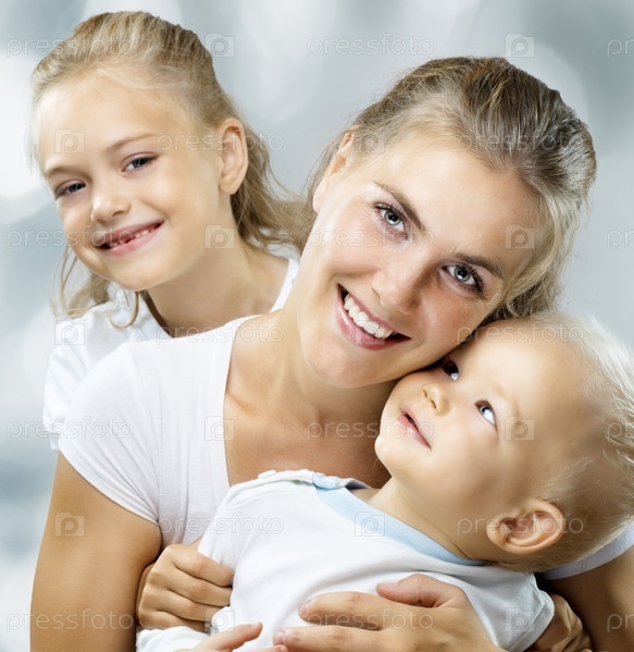 Фото из интернета. Люся с детьми.