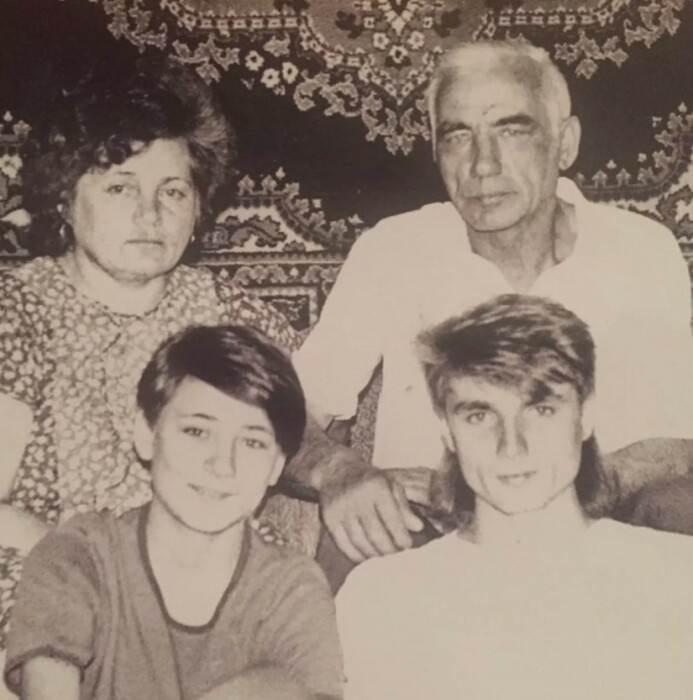 Певица Земфира с родителями и братом.