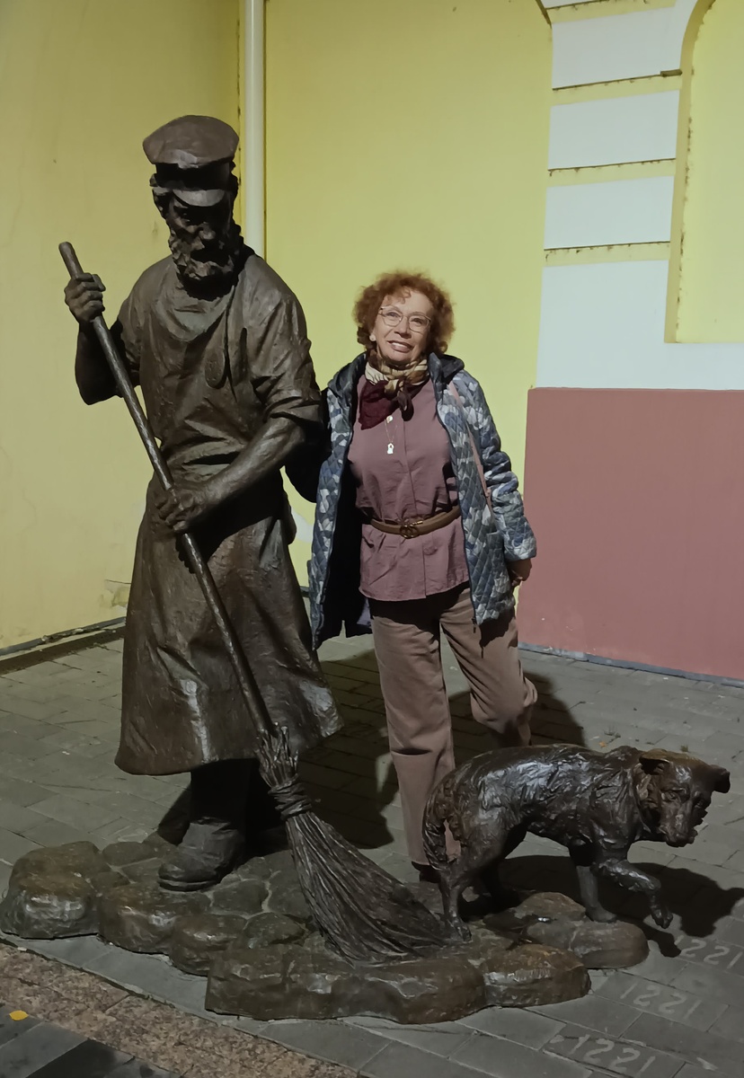 Да и дворник, занимаясь своим делом, мало обращал на меня внимания