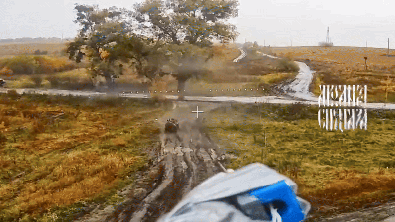    Ещё один пример, как оператор нашего дрона выбирает в качестве цели транспорт, а не тех, кого он перевозит. Источник: ТГ-канал "Архангел спецназа"