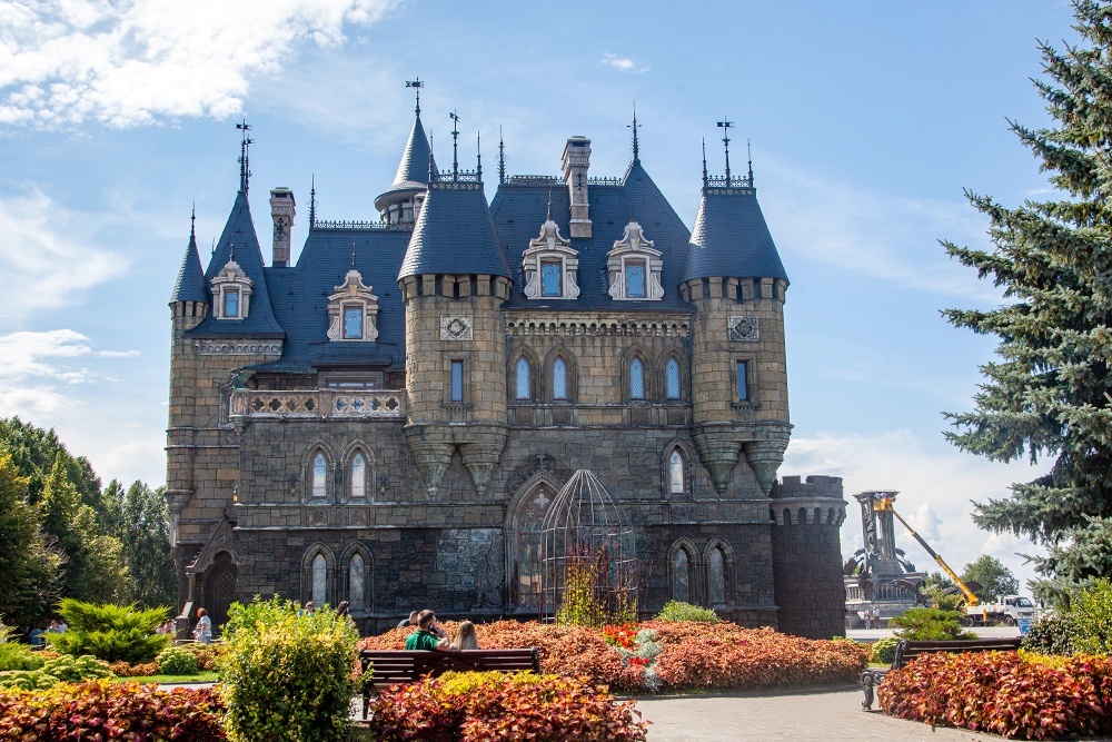    Замок Гарибальди славится парками, ресторанами, бассейнами, собственным портом на Волге. / Фото: Оксана Король / ТАСС