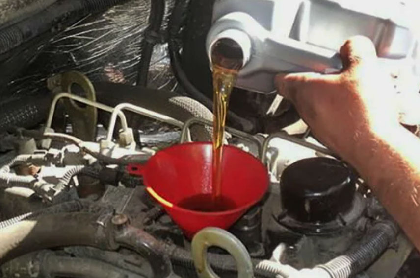 Заливаю масло в двигатель — простая операция, но при обслуживании главное всё сделать правильно, особенно, если пробег уже солидный.