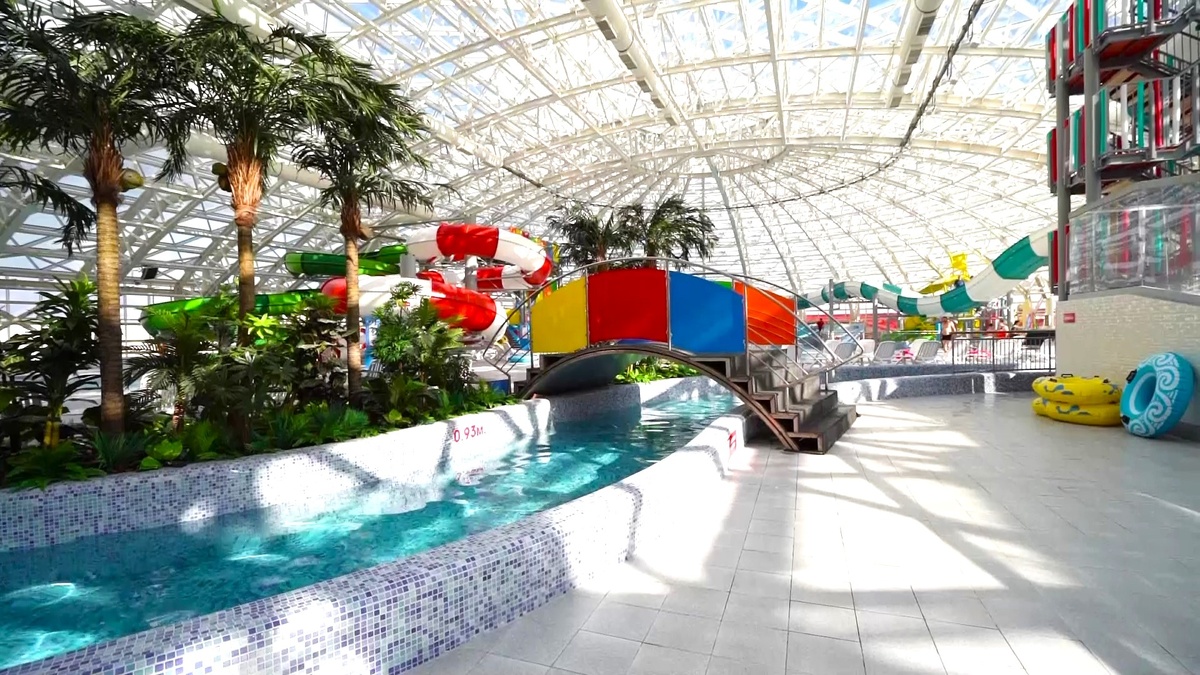    В Когалыме обновлённый аквапарк «На гребне волны» стал доступнее для людей с ОВЗ